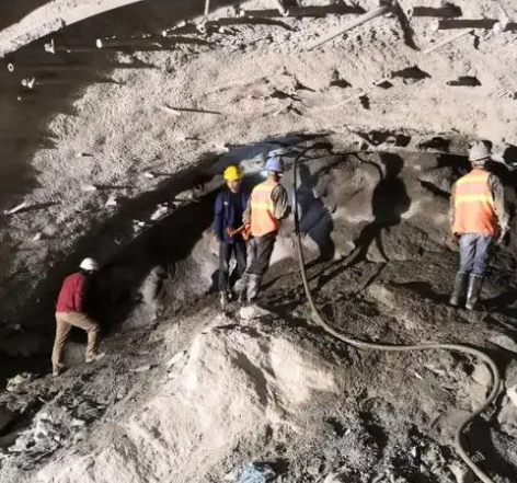 萝北拱顶带模注浆料的施工流程及注意事项
